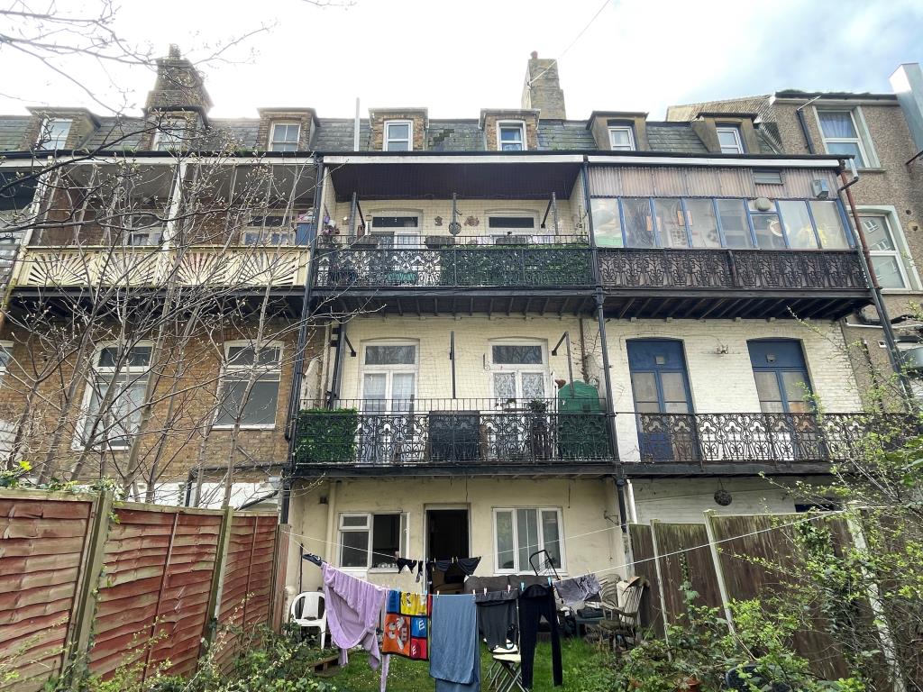 Lot: 129 - FREEHOLD BLOCK OF THREE FLATS FOR INVESTMENT - Rear of property with two balconies